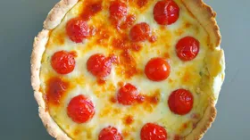 Киш с томатами и моцареллой