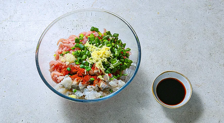 Азиатские голубцы с индейкой и креветками