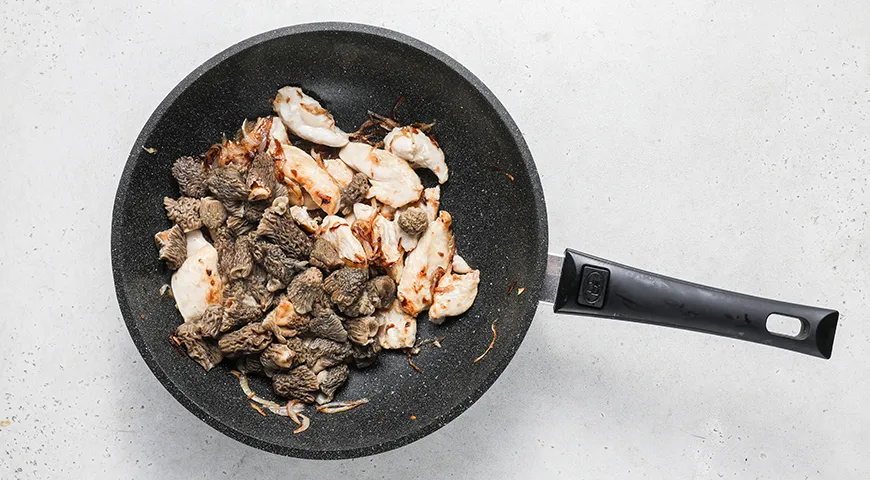 Фрикасе из курицы со сморчками