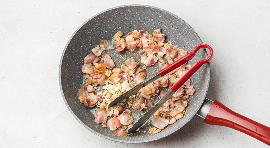 Спагетти карбонара с беконом и сливками