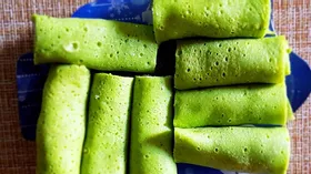 Зеленые блинчики с творожной начинкой 