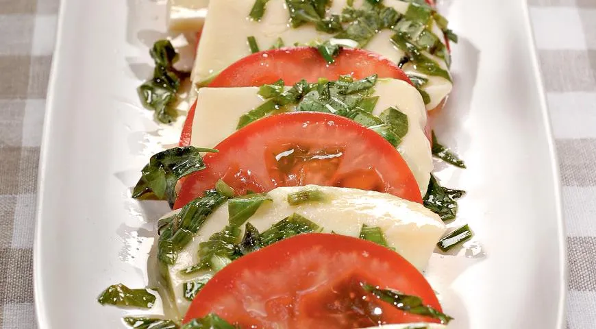 Маринованный сыр с помидорами