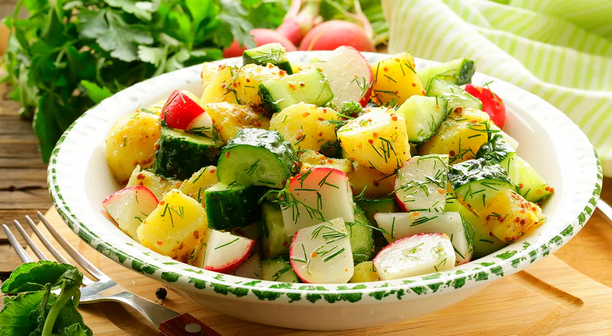 Салат с картошкой, огурцом и редисом