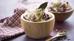 Салат из квашеной капусты с маринованными луком и брусникой