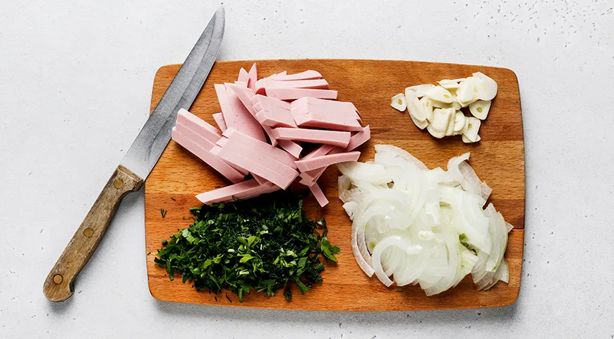 Жаренная картошка с колбасой на сковороде