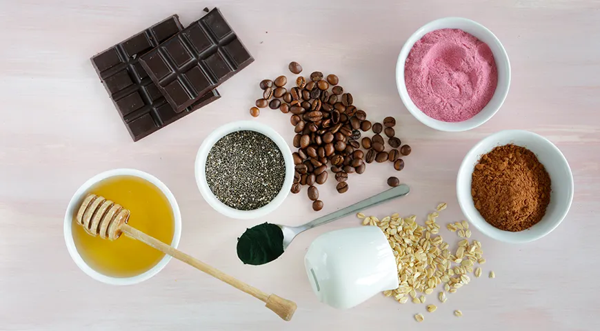 Смузи можно сделать более “индивидуальным” или более здоровым, используя смолотую овсянку, пудру из перловой крупы, куркуму, семена чиа, льна, тыквы, хлореллу, какао-порошок, кофейные зерна