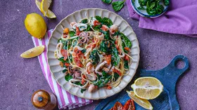 Паста с морепродуктами, шпинатом и вялеными томатами
