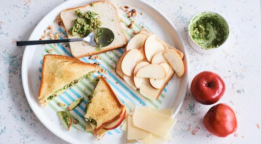 Жареный сэндвич с пармезаном, яблоком и фундуком