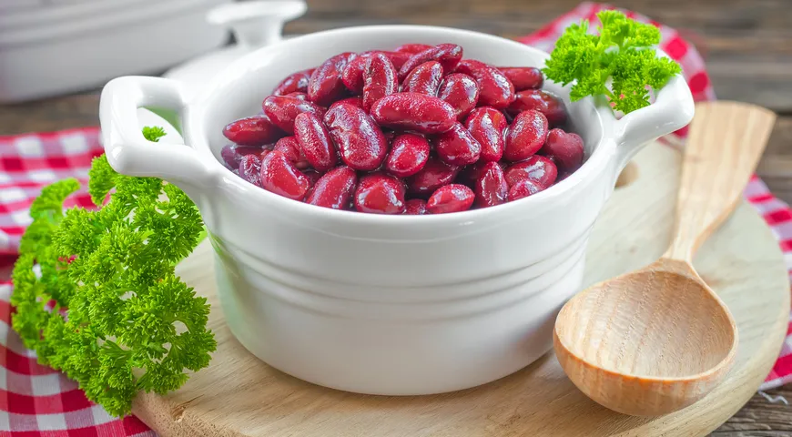 Качественная консервированная фасоль выглядит аккуратно: бобы целые, ровные, без повреждений и трещин