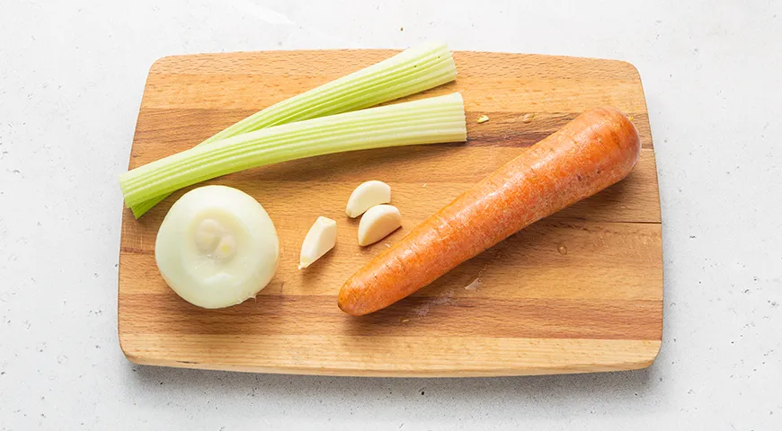 Томатный суп с курицей, консервированной фасолью и овощами