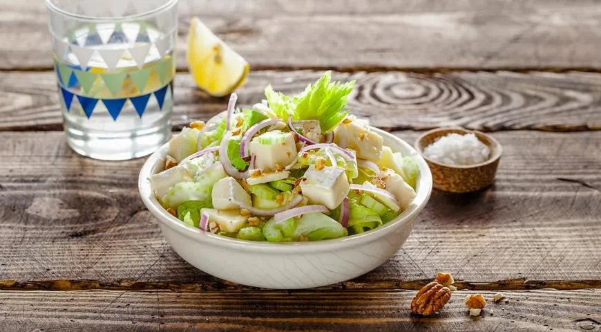 Рецепт салат с Антоновкой, сельдереем и бри