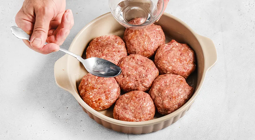 Запеченные котлеты в сметанном соусе