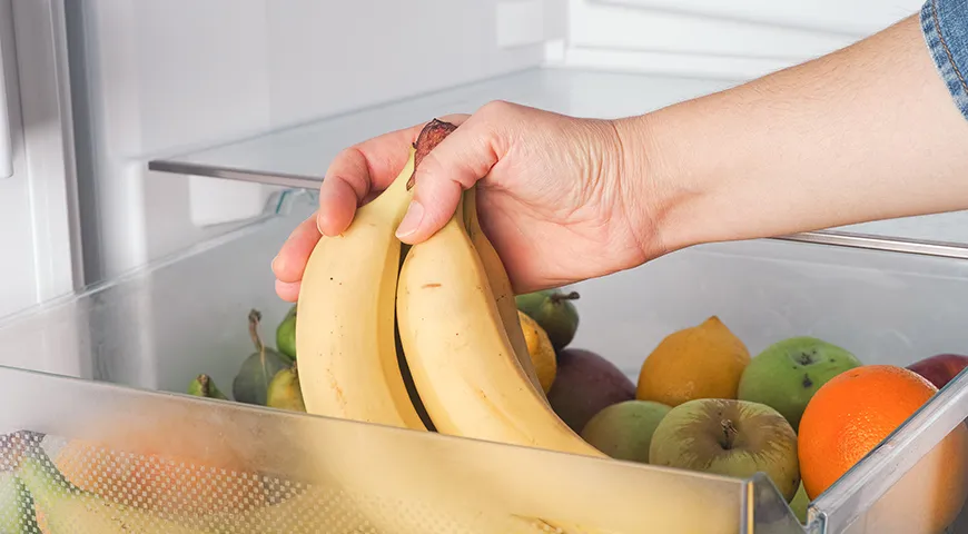 Бананы следует хранить в холодильнике, в тепле они очень быстро созревают и начинают портиться