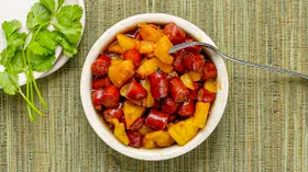 Копченые колбаски с ананасами в духовке