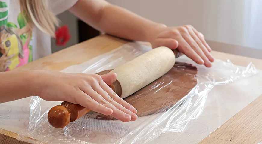 С патокой цвет пряничного теста получается темнее, чем с медом