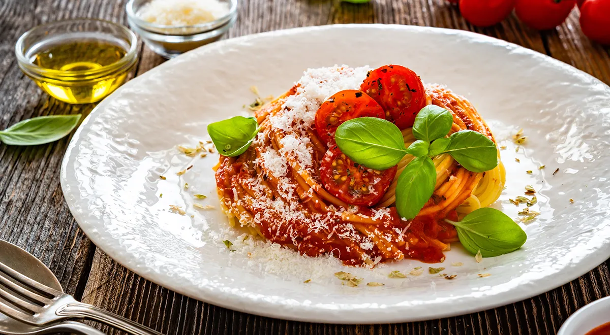 Макароны с помидорами, базиликом и пармезаном