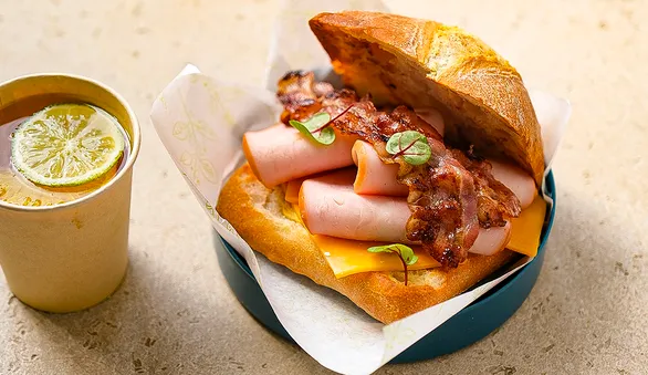 Клаб-сэндвич с ветчиной, сыром и беконом