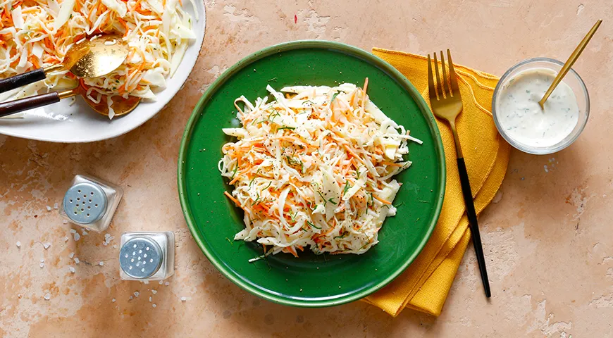 Салат коулслоу из капусты с морковью и яблоками