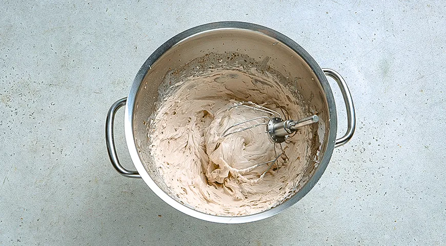 Шоколадное полено с фундуком