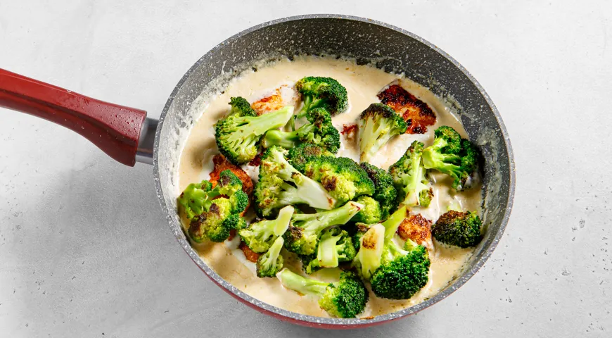Курица с брокколи в сливочном соусе на сковороде