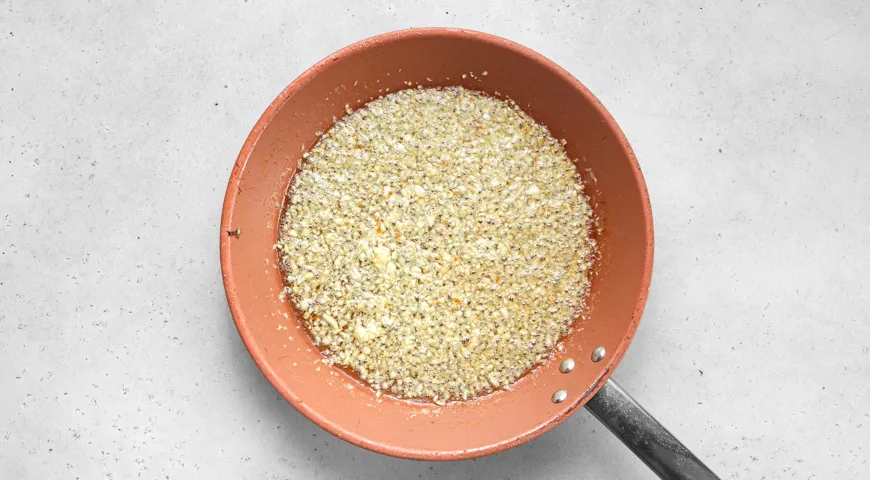 Жареная курица в молочно-чесночном соусе на сковороде