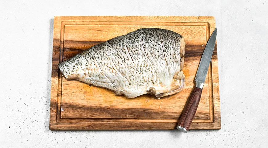 Лещ, запечённый целиком в рукаве в духовке