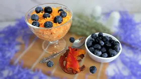 Салат из моркови, яблока и голубики