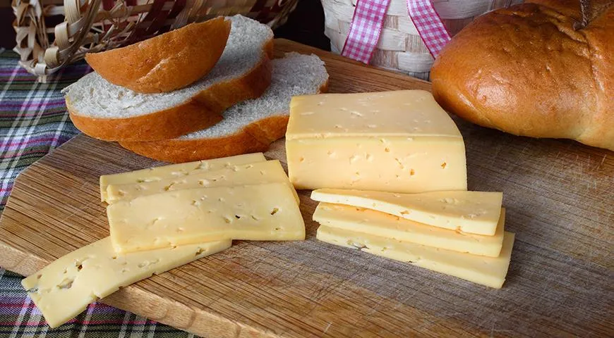 Для большинства россиян сыр ассоциируется с бутербродом, который обязательно готовят на завтрак