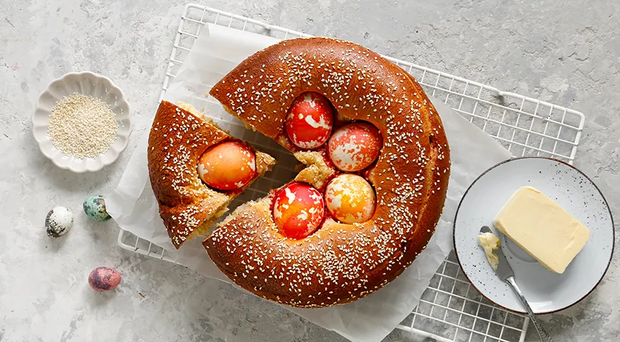 Греческий пасхальный пирог, украшенный красными яйцами