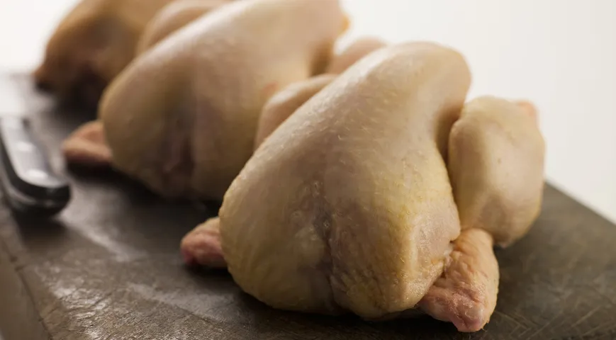 Главное, что отличает корнишона от стандартного бройлера, — это его размер и более нежная текстура мяса