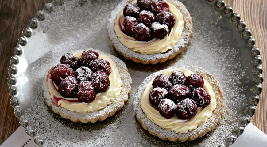 Рецепт тарталеток «Снегурочкина вишня» с сахарной пудрой