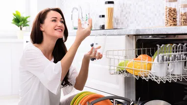 Исследование показало, как дешевле мыть посуду — вручную или в посудомойке