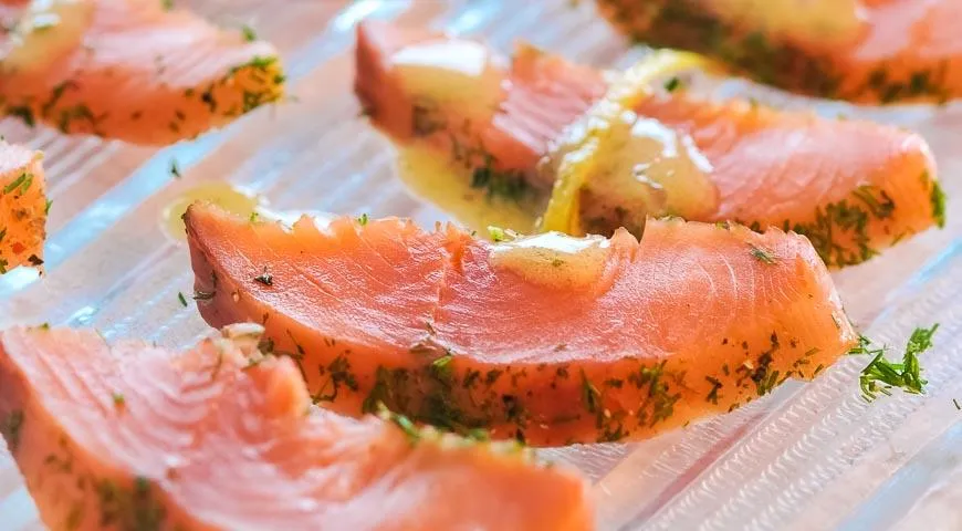 Копченая форель в укропе с горчично-лимонным соусом