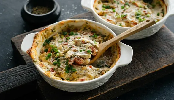 Хек под соусом из сметаны, овощей и выдержанного сыра