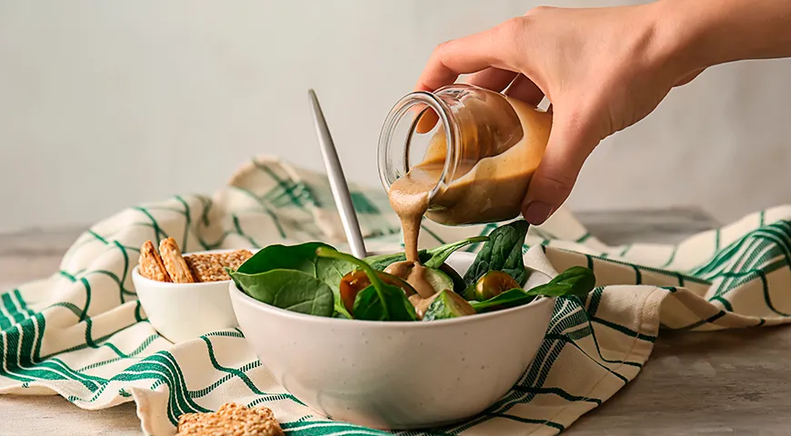 Тахини богата пищевыми волокнами, которые улучшают работу кишечника, служат питанием для полезной микрофлоры