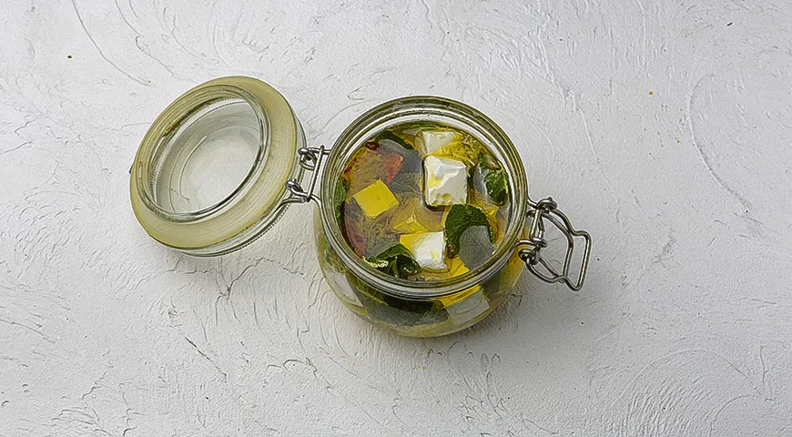 Салат с жареными кабачками и маринованной фетой