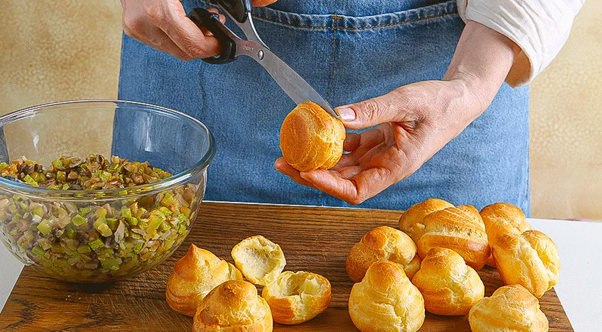 Профитроли с кабачками и грибами