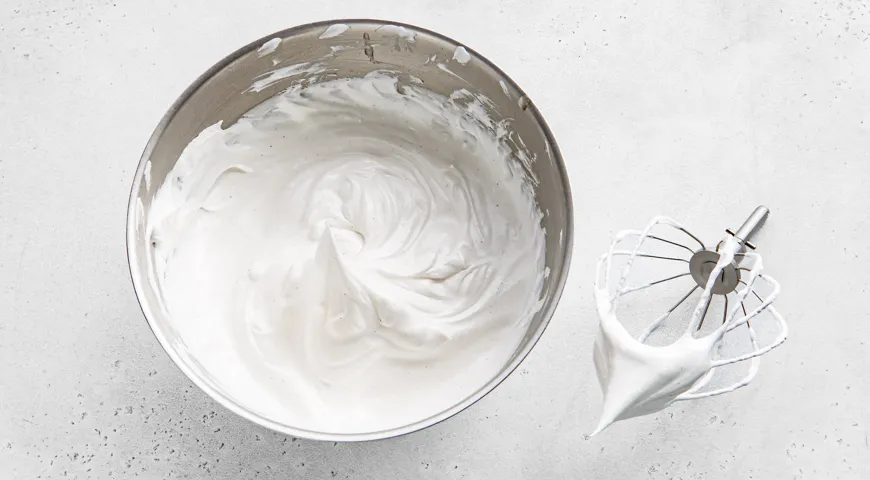 Песочные корзиночки с повидлом и белковым кремом