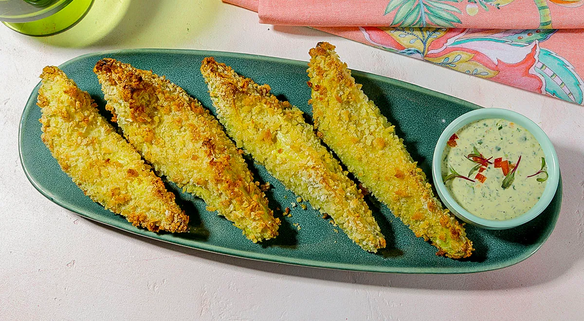 Хрустящее авокадо с острым соусом