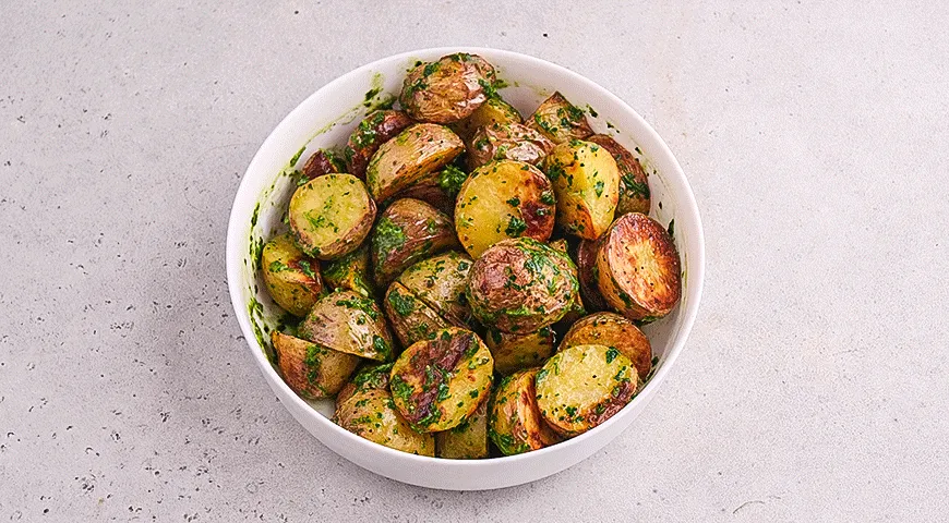 Запеченный молодой картофель с соусом чимичурри