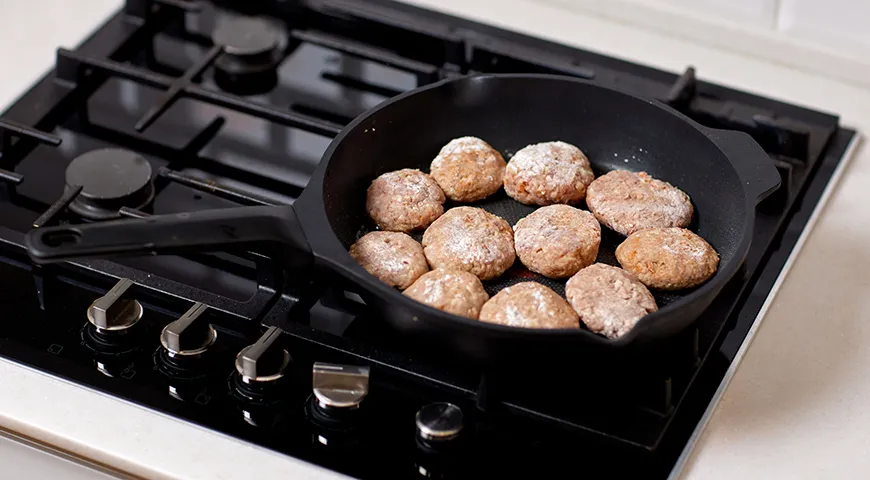 Замороженные котлеты можно жарить, не размораживая. Они лучше сохраняют форму и меньше разваливаются на сковороде