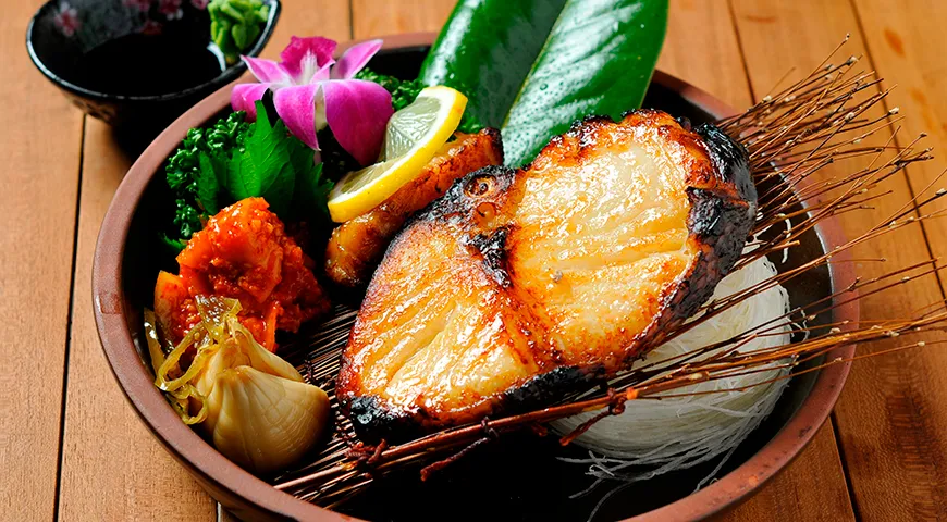 Клыкач — продукт с умеренной калорийностью (около 160 ккал на 100 г), практически не содержит углеводов и идеально вписывается в большинство сбалансированных и лечебных диет