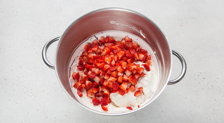 Бисквитный торт с клубникой