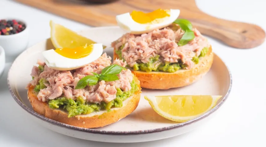 Тунакадо — лишь один из вариантов, как можно приготовить сэндвич с тунцом
