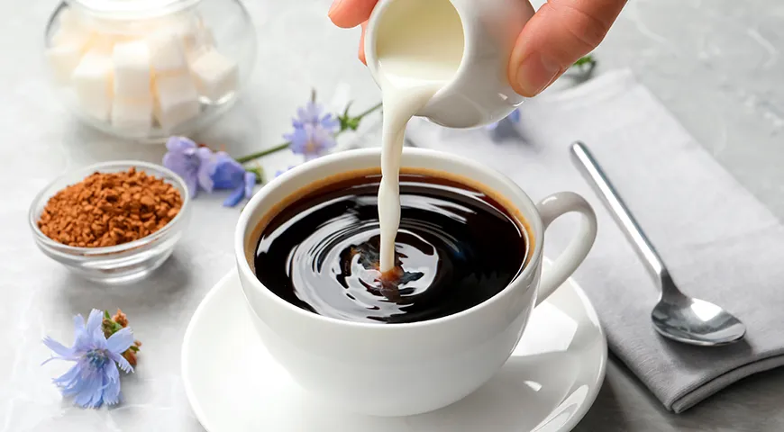 В Новом Орлеане цикорий смешивают в равных частях с горячим цельным молоком