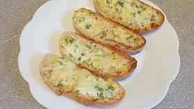 Горячие бутерброды с сыром, петрушкой и чесноком
