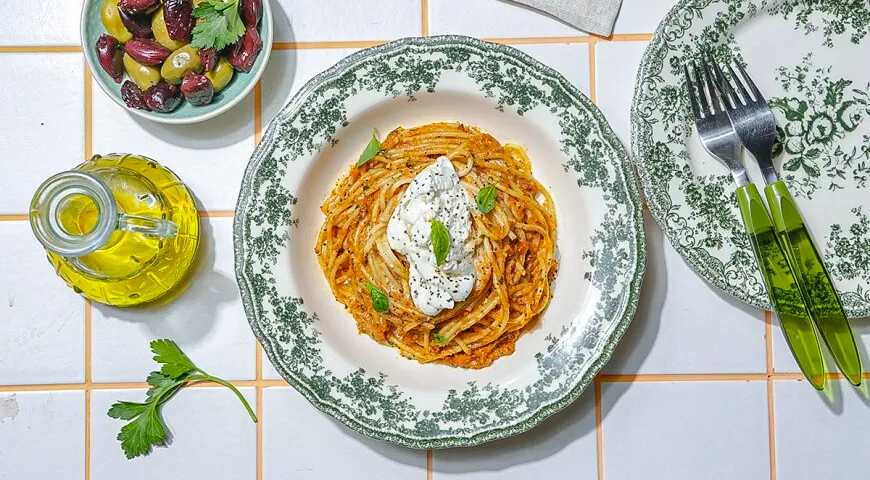 Паста с соусом ромеско