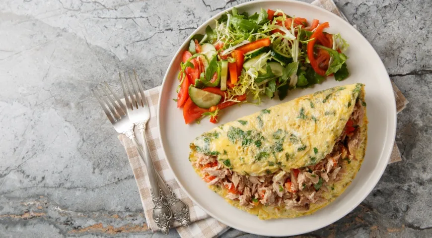 Омлет с салатом — отличный вариант здорового завтрака