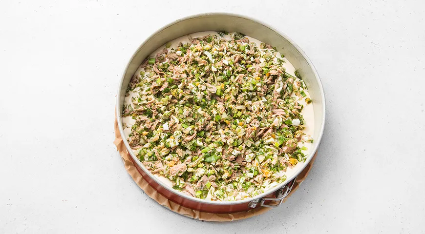 Заливной пирог с тунцом, яйцом и луком