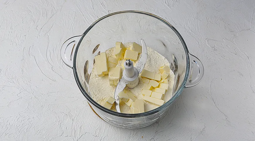 Открытый пирог со сметаной и травами